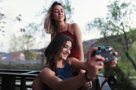 女气质夏天两个女青年晚上在阳台拍自年轻的图片
