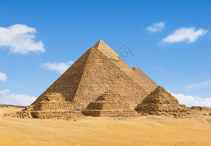 埃及金字塔位于吉萨沙漠的一连串过去著名历史高清图片
