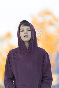 外出帅男孩肖像带着兜帽的青少年男孩超过公园自然背景脸微笑美丽的图片