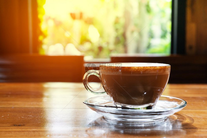 阿拉比卡摩黑暗的木制桌上热咖啡杯窗口视图图片