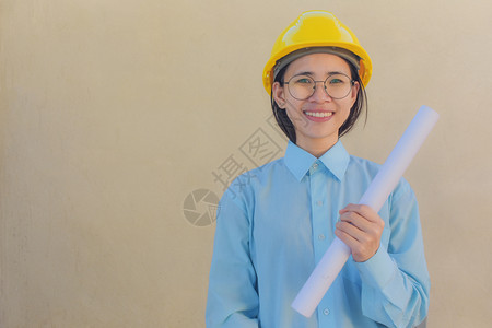 拿着蓝图头盔安全帽工建筑房地产开发理念的妇女建筑师员工检查图片