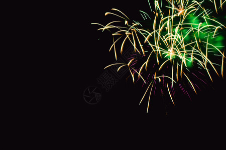 丰富多彩的黑暗背景烟花抽象摘要在夜空新年庆祝节天空上进行彩色烟花在黑背景和免费文本空间下制作黑背景的烟花假期星背景图片
