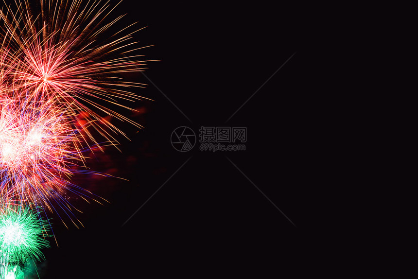 黑暗背景的烟花抽象摘要在夜空新年庆祝节天空上进行彩色烟花在黑背景和免费文本空间下制作黑背景的烟花派对绿色图片