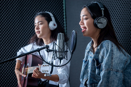 录制歌曲的二个年轻女歌手图片