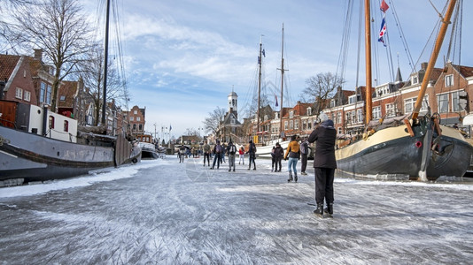 风车寒冷的在荷兰运河上Dokkkum市的冬季乐趣传统图片