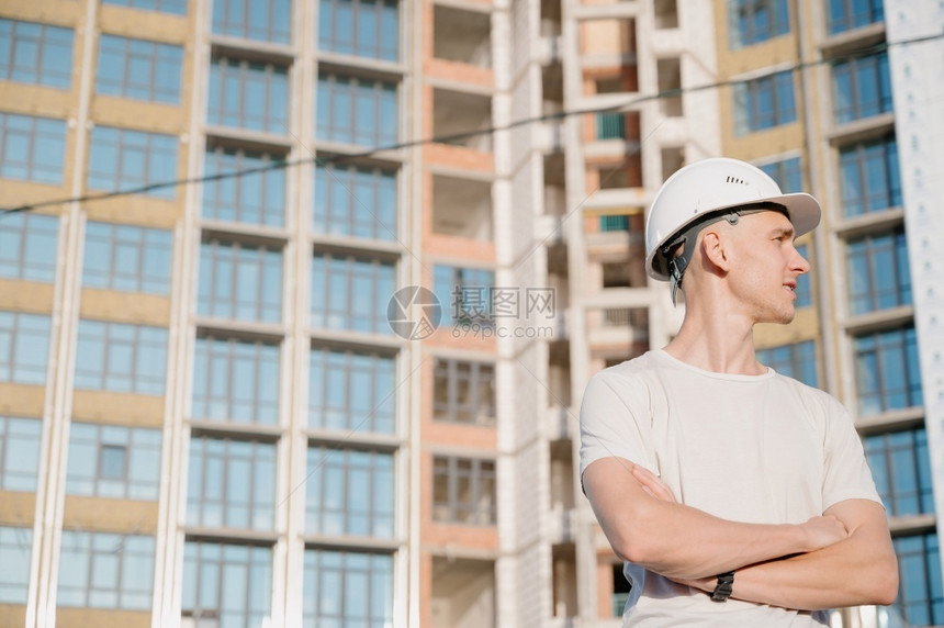 建筑师工地人的画像建筑地戴头盔的漂亮工人画像建筑地人的画像安全年轻图片