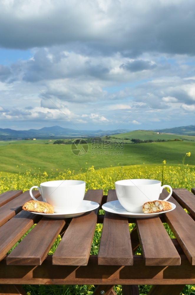 田园杯子季节木制桌上的两个咖啡杯和罐子意大利托斯卡纳风景图片