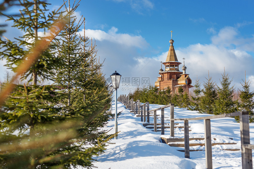 老的田园俄罗斯SergievPosad附近的瀑布格里米奇ForterGremiachy附近冬季风景山丘上木制正教堂和雪下木制楼梯图片