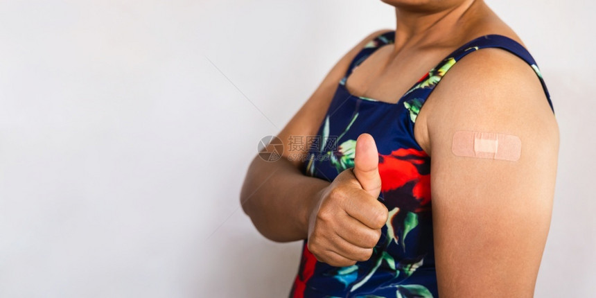 注射完疫苗的女性手臂特写图片