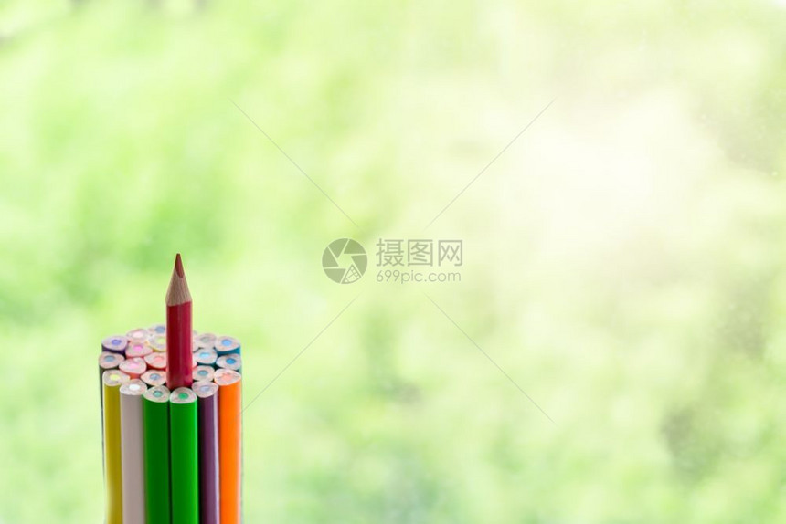 桌子学校不同之处未结彩色铅笔高于其他成功和就概念的优度水平图片