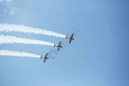 2019年8月7日拉脱维亚阿奥市里加为纪念城节的表演飞行员展示用机威杂技团队合作云图片