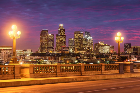 街道天际线美国加州洛杉矶市中心的天窗从桥上落日之景起图片