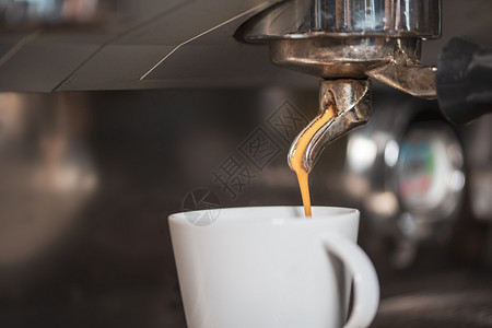 可口新鲜美味的咖啡在白色杯子从咖啡机供应新鲜美味的咖啡自动售货机师图片