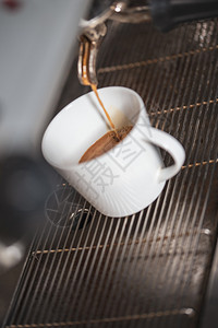 新鲜美味的咖啡在白色杯子从咖啡机供应新鲜美味的咖啡可口浓制作图片