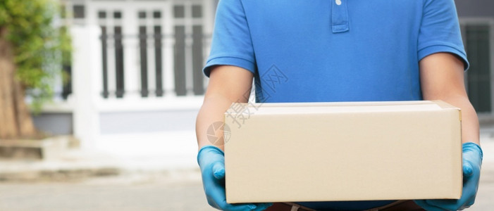 持有盒箱的雇员将产品送至客户家用工作运输顾客图片