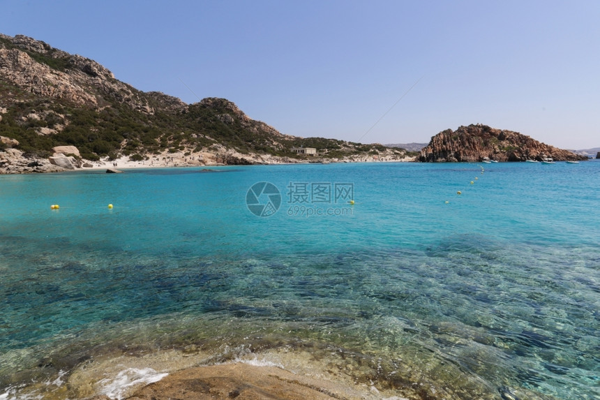 干净的和平撒丁岛Maddalena群岛清绿水海岸图片