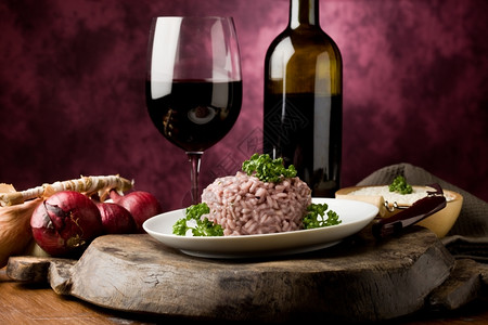 木制桌上红酒和美味意大利面条的照片鸡尾酒奢华第一的图片