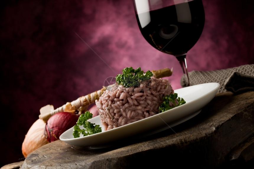 白饭地窖餐厅木制桌上红酒和美味意大利面条的照片图片