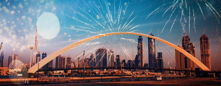 塔庆典天空在阿联酋的迪拜新年庆祝活动中图片