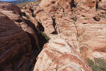 巨石编队观察Mojave沙漠红岩峡谷的干地和红岩形成情况地面图片