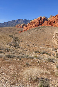 风景优美蓝色的公园观察Mojave沙漠红岩峡谷的干地和红岩形成情况图片