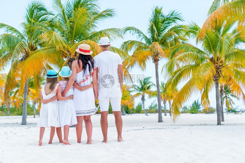 父母和孩子们一起在海滩上玩家庭乐度假的年轻家庭有很多乐趣夏天绿松石自拍图片