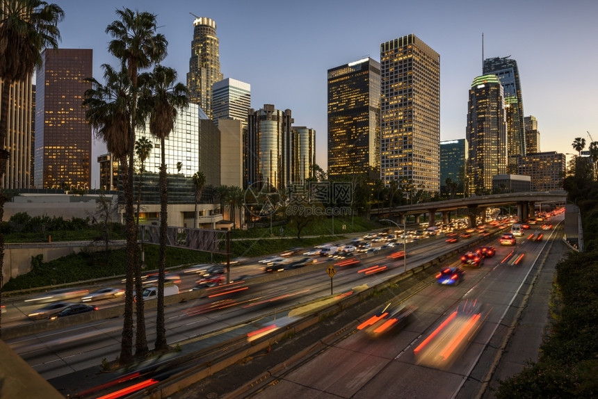 加利福尼亚州洛杉矶市中心日落时的交通现代摩天大楼商业图片