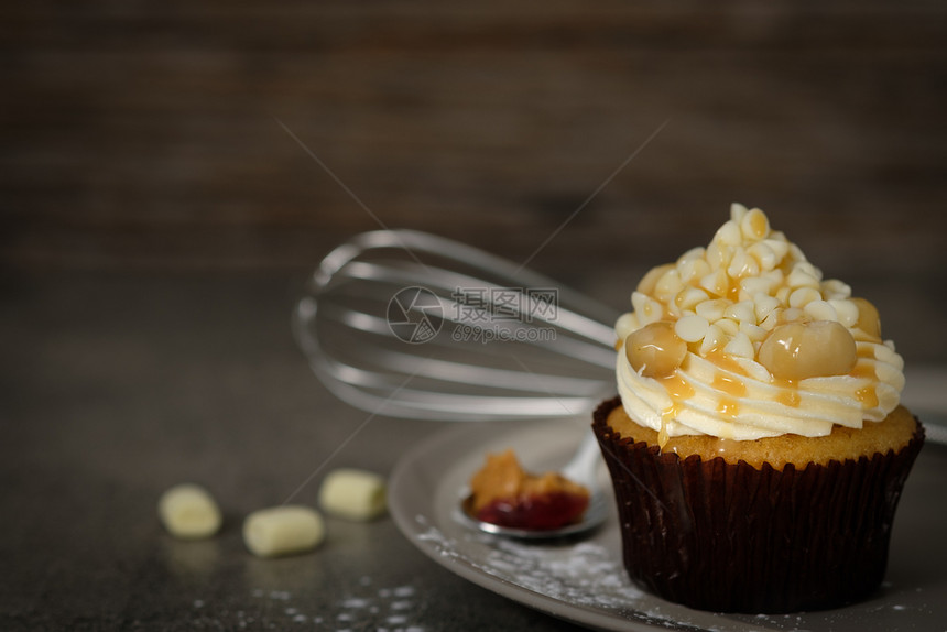 黄油烘烤的甜点Cup蛋糕在黑暗照明下装饰美极了AF点选择图片