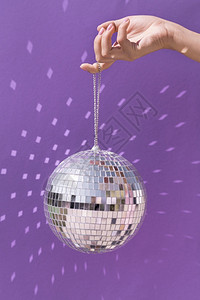 闪光吸引人的带迪斯科球美丽新年概念夜店图片