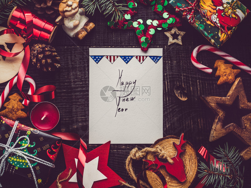 圣诞快乐和新年带圣诞装饰的美丽卡片从上面看特写平铺祝贺爱人家亲戚朋友和同事圣诞快乐和新年漂亮卡片平坦的题词直接地图片