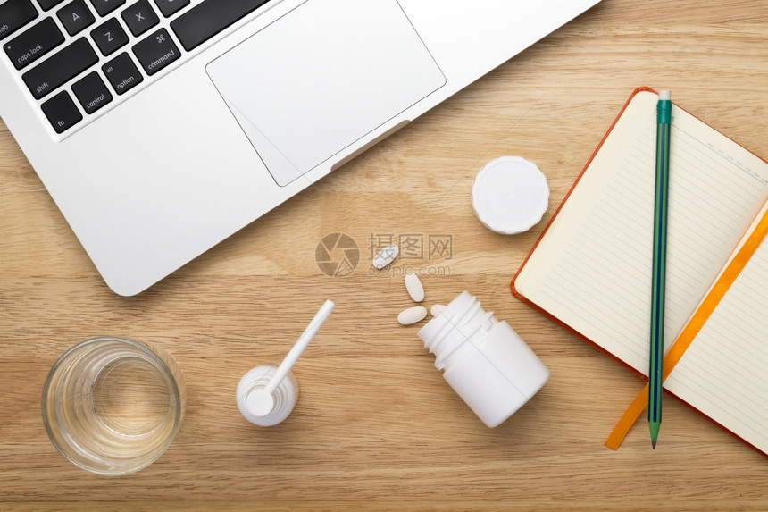 桌子医疗的抗抑郁药在线治疗抗概念与桌上的药丸瓶在线治疗抗概念与木桌上的药丸瓶图片
