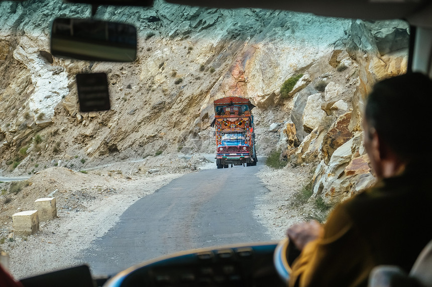 滑坡喀喇昆仑一辆美丽的巴基斯坦当地装饰的卡车在拉科姆高速公路上危险山运行从挡风玻璃到巴基斯坦之景观图片