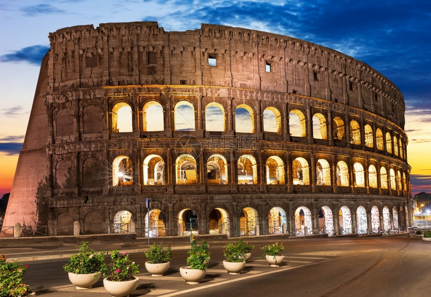 著名的罗马斗兽场在日落时照亮Romw意大利罗马斗兽场在日落时照亮意大利纪念碑圆形剧场图片