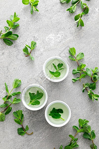 草本人在传统小杯子和新鲜叶中的草药薄荷茶健康的抗氧化剂饮料树叶图片