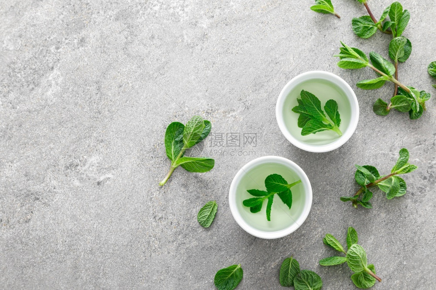 最佳在传统小杯子和新鲜叶中的草药薄荷茶健康的抗氧化剂饮料多于香气图片