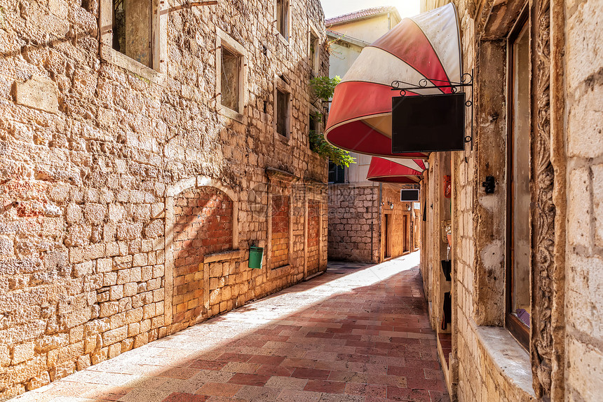 亚得里海黑山科托尔老城空荡的中世纪狭窄街道黑山科托尔老城空荡的中世纪狭窄街道地标建筑学图片