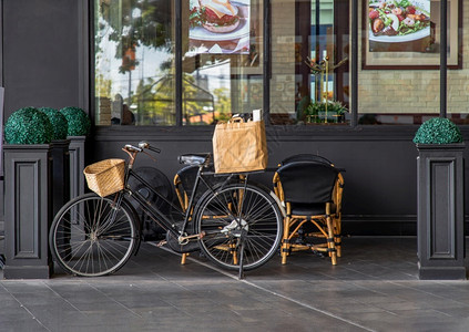 旧店面素材餐厅外观正面在咖啡馆和餐前停放的黑色旧自行车外部设计和前台装饰有选择的焦点前店背景