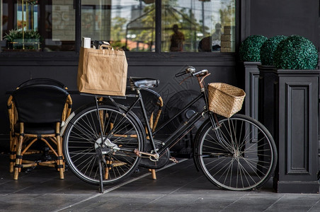 旧店面素材咖啡店潮人在馆和餐前停放的黑色旧自行车外部设计和前台装饰有选择的焦点餐厅外观背景
