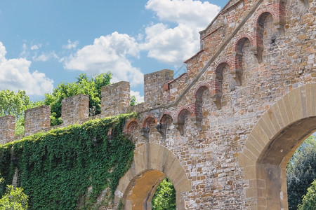 云假期再生意大利佛罗伦萨古城墙的碎裂图片