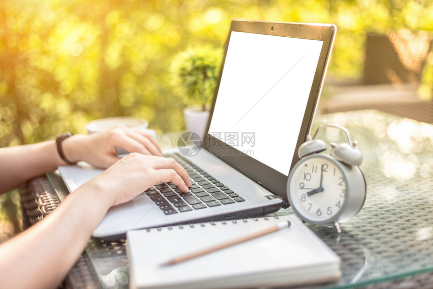 复制键盘在办公室外用笔记本咖啡时钟智能电话和笔记本工作的商业女茶图片