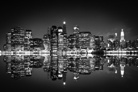 地标晚上在纽约水中反射黑白两色的纽约市图片