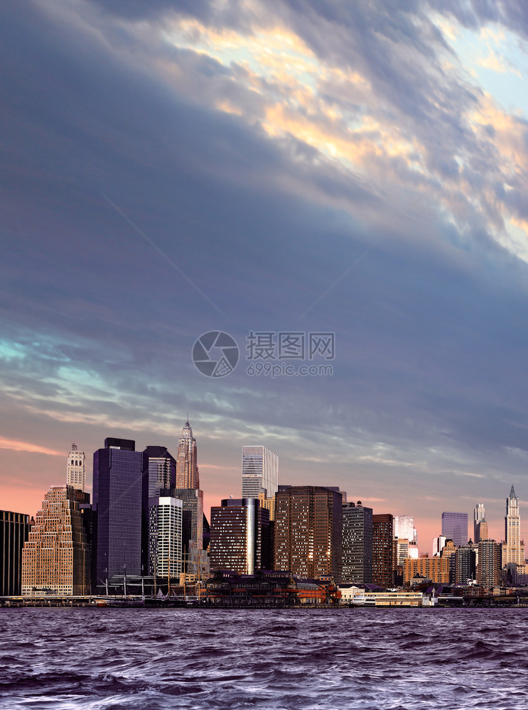 美丽浪漫主义反射纽约市布鲁克林下城天际夜空线图片
