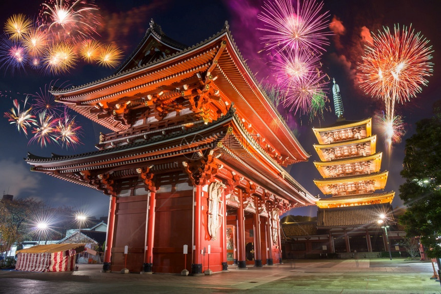 天空在日本风格的抽象美丽庙宇上花彩横溢的烟火以日本风格庆祝新年的夜晚寺庙墙纸图片