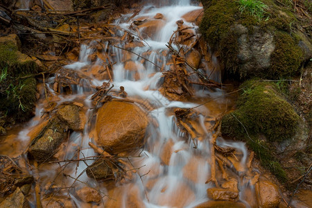 旧瀑布有绿苔和红石204年拉特维亚美丽的岩石204图片