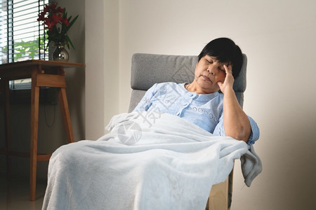 女肖像老年妇头痛精神紧张偏头痛老年妇女偏头痛高龄概念的保健问题长老图片