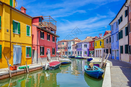 生动海意大利威尼斯布拉诺市中心的多彩房屋清蓝天空岛图片