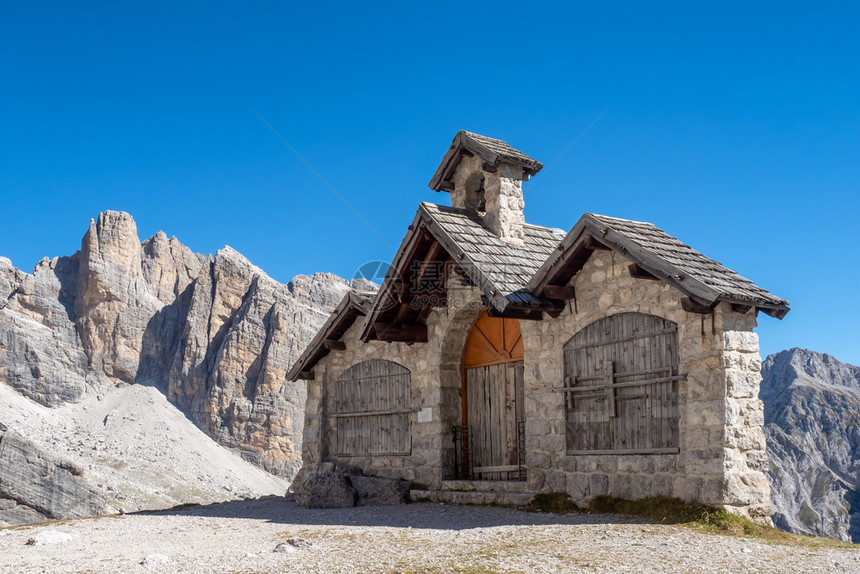 意大利布伦塔团体的多洛米特族人的一个小教堂风景优美白云石假期图片