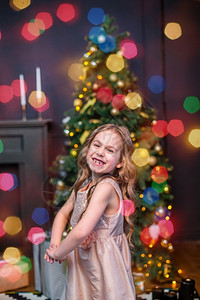 圣诞树下的可爱小女孩图片