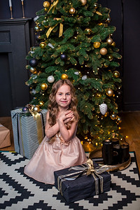 在圣诞树下的可爱小女孩图片
