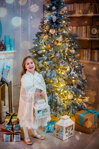 圣诞树下的可爱小女孩图片